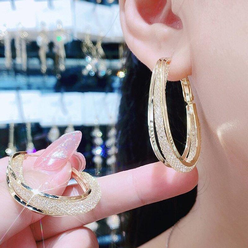 Fashionable oval earrings 