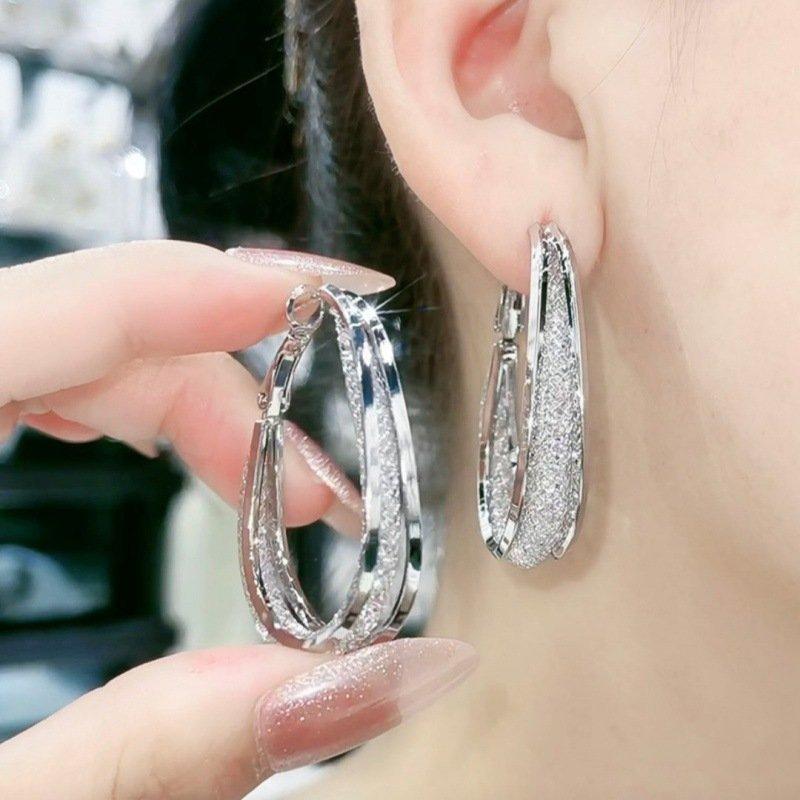 Fashionable oval earrings 